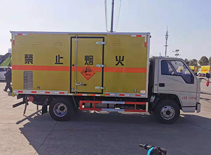 武江爆破器材运输车工人安全操作规范与智能技术保障